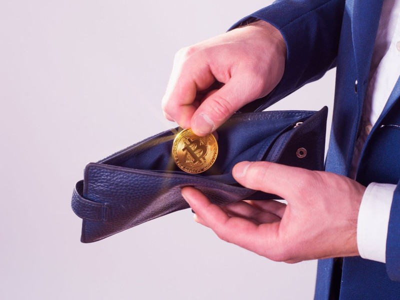 Bitcoin wallet keys and blockchain entries